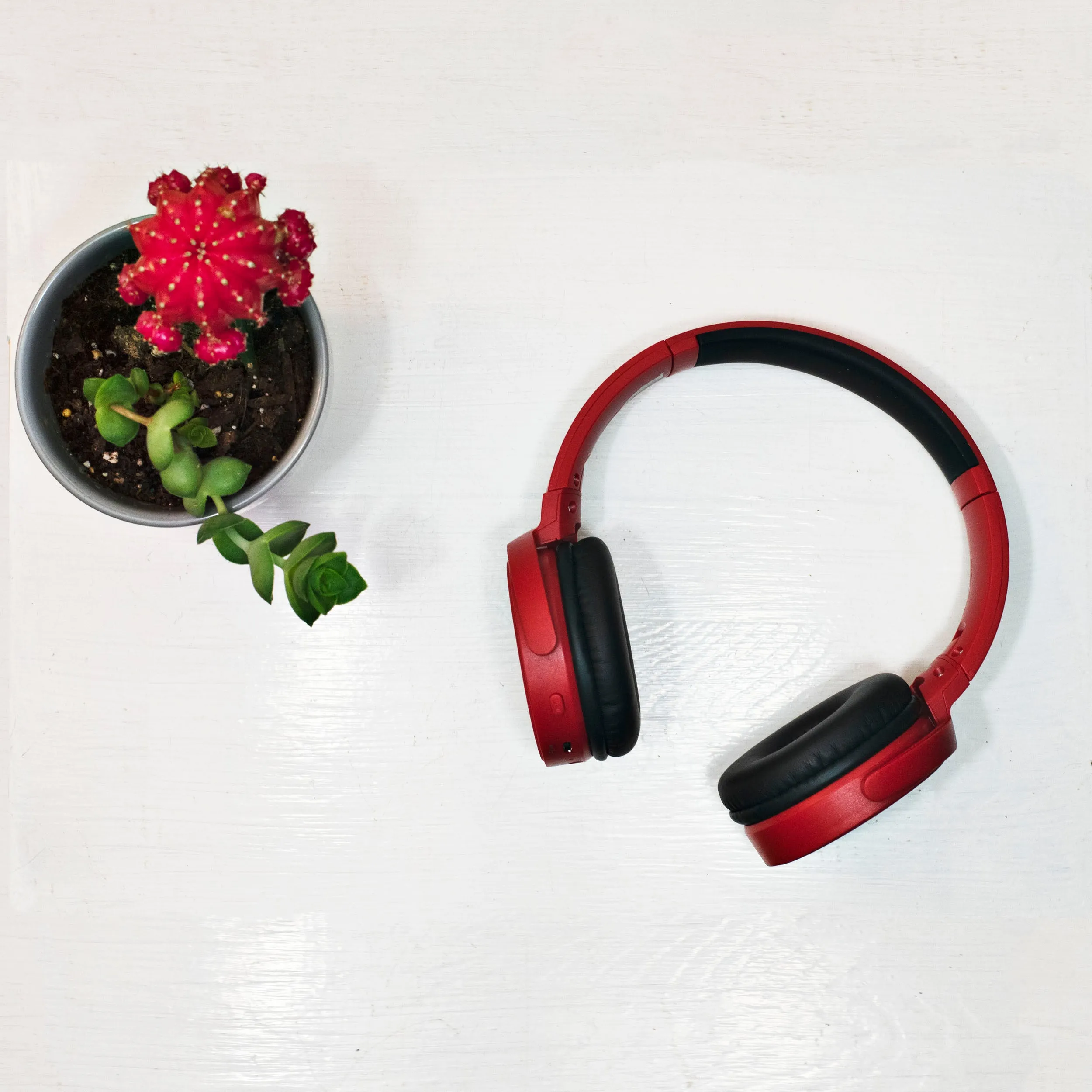 Magnavox MBH542-RD Bluetooth Wireless Foldable Stereo Headphones in Red