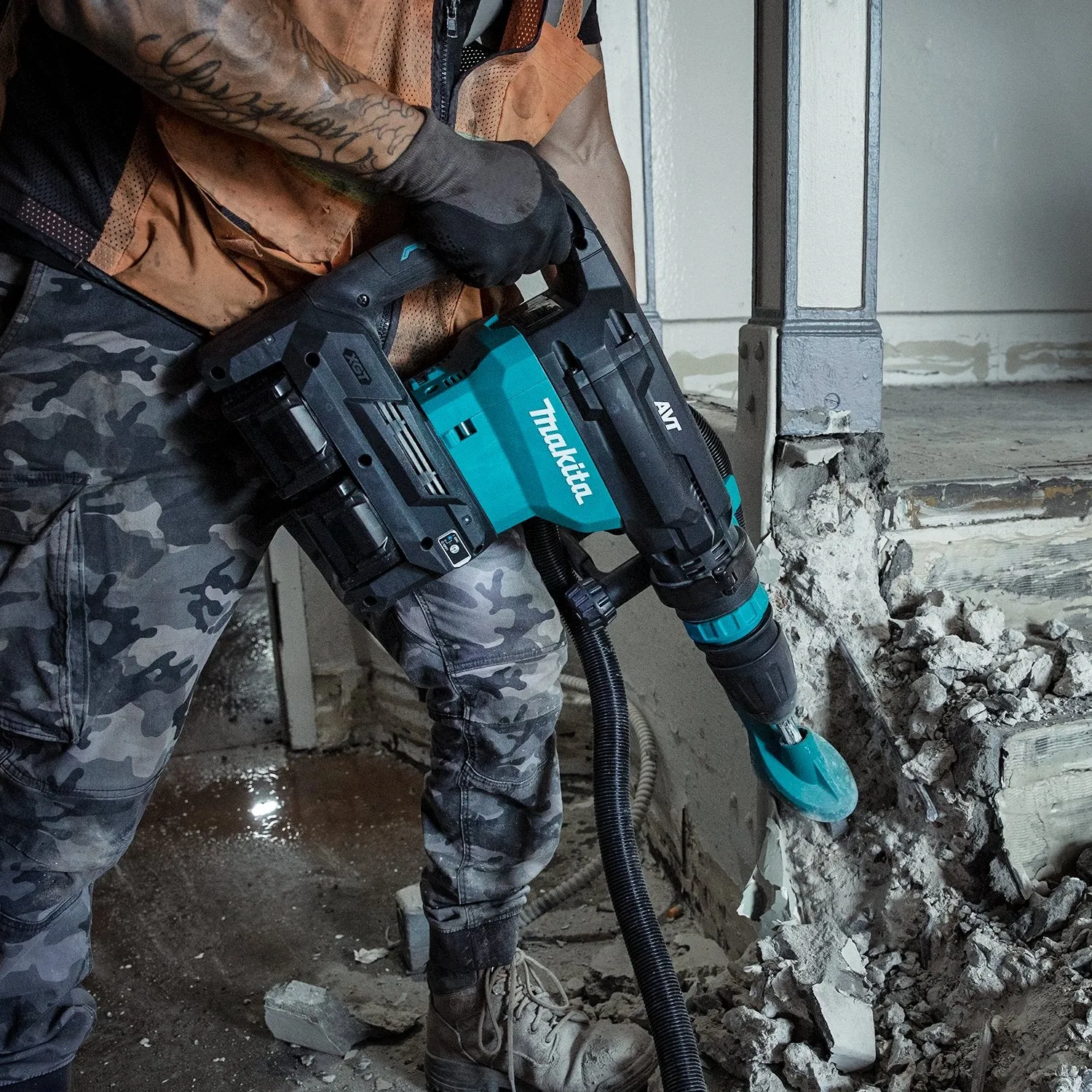 Makita (GMH02PM) 80V max (40V max X2) XGT® Brushless  28 lb. AVT® Demolition Hammer Kit