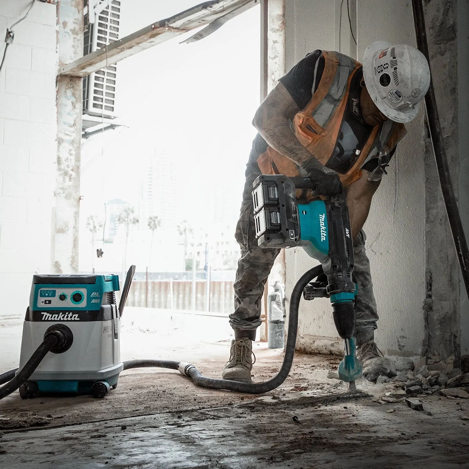 Makita (GMH02PM) 80V max (40V max X2) XGT® Brushless  28 lb. AVT® Demolition Hammer Kit