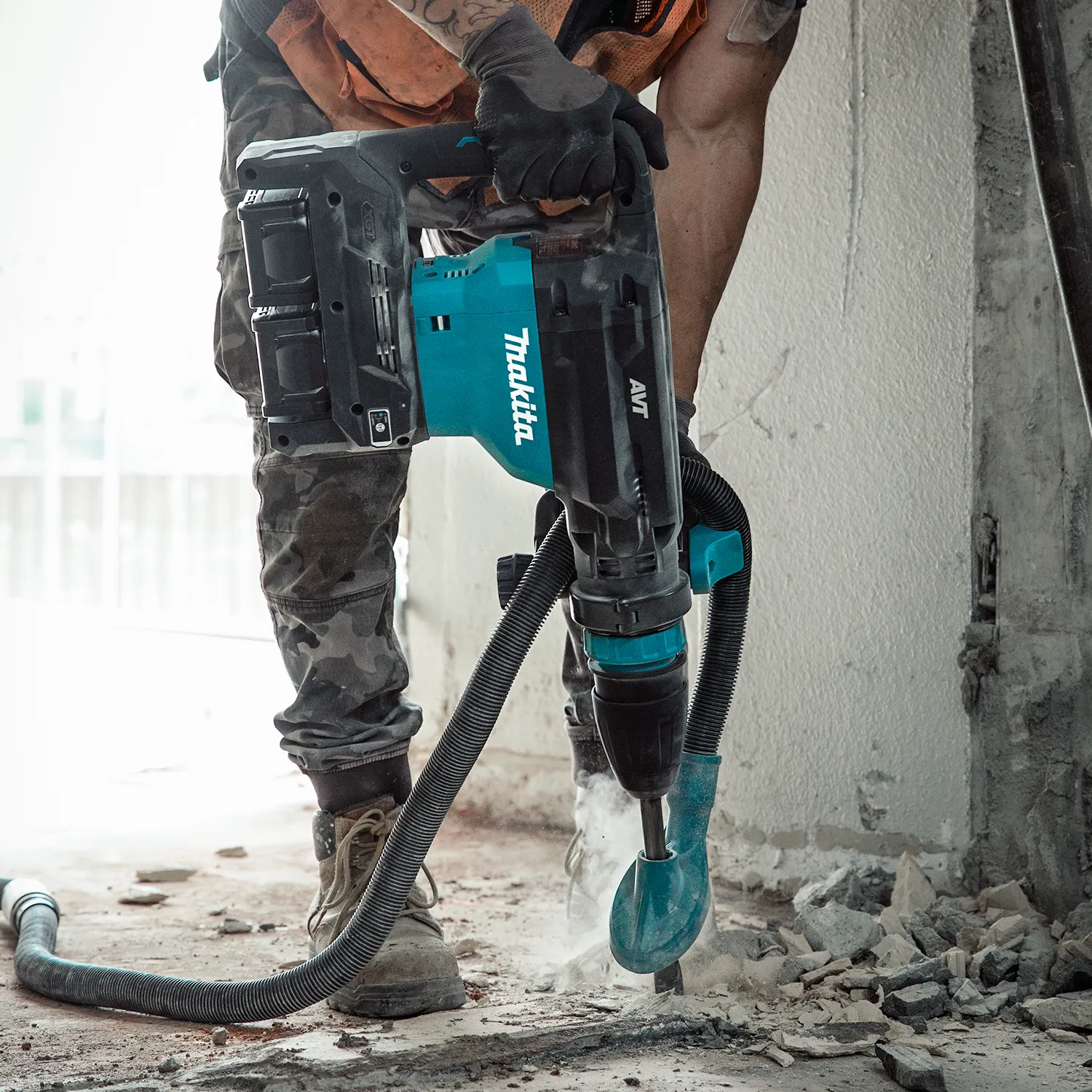 Makita (GMH02PM) 80V max (40V max X2) XGT® Brushless  28 lb. AVT® Demolition Hammer Kit