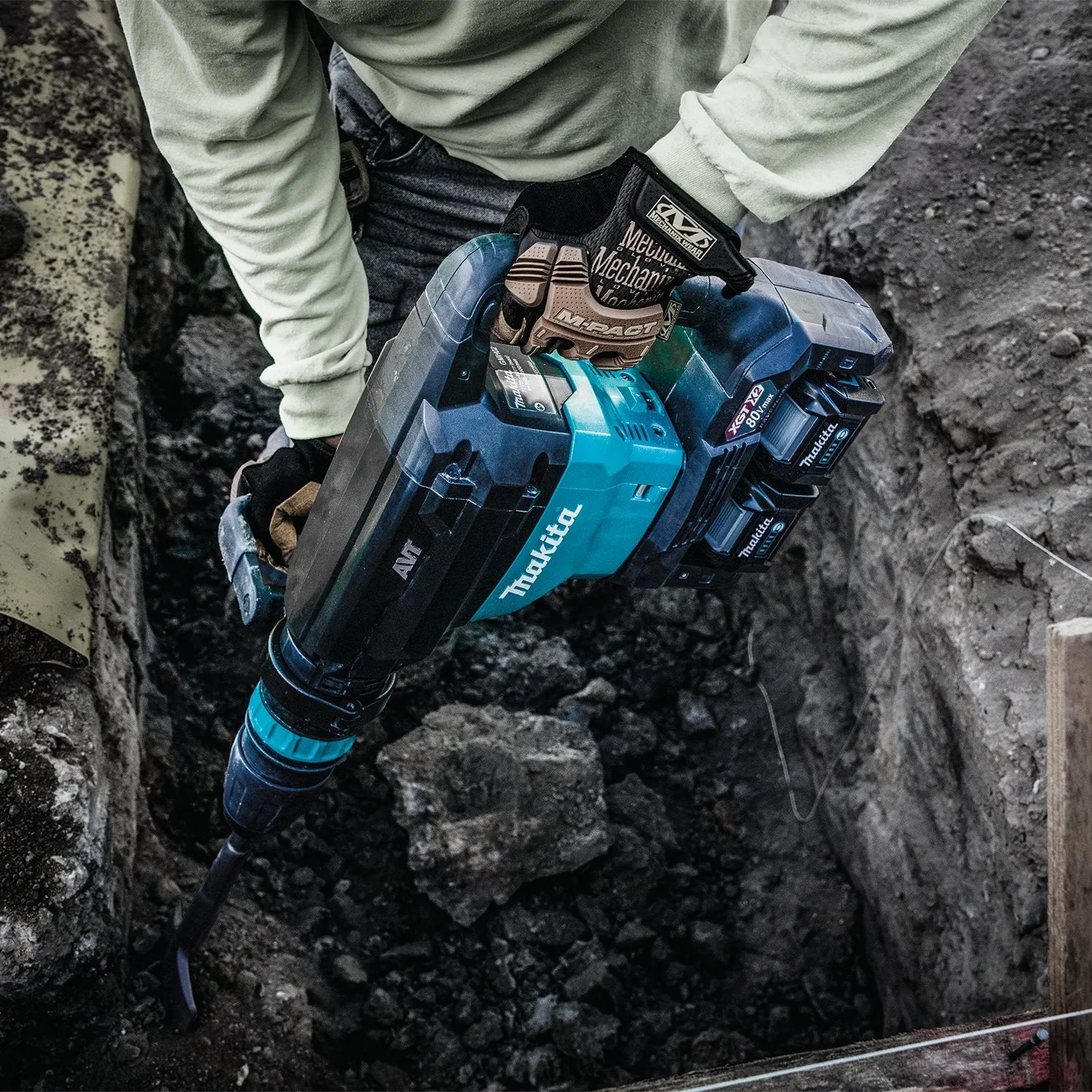 Makita (GMH02PM) 80V max (40V max X2) XGT® Brushless  28 lb. AVT® Demolition Hammer Kit