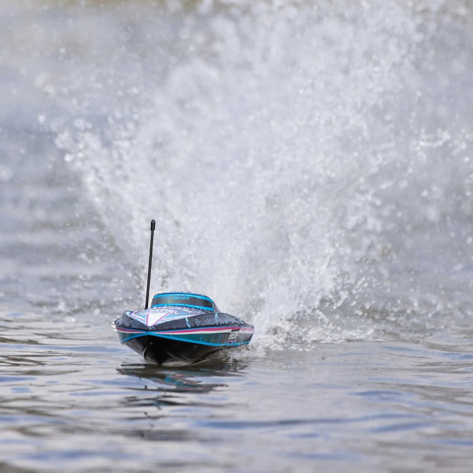 Shreddy Pro Boat Recoil 2 18" Self-Righting Brushless Deep-V RTR